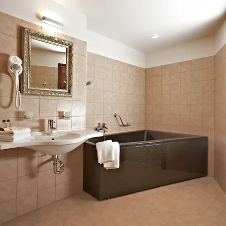 Отель Boutique Justus 4*